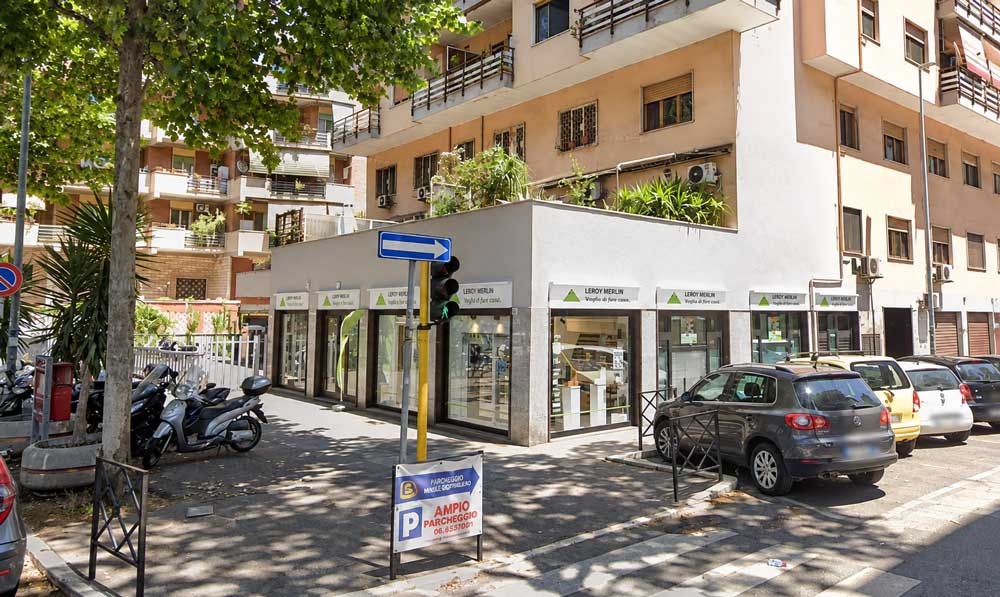 Locale commerciale angolare con vetrine su più lati, in Via della Magliana