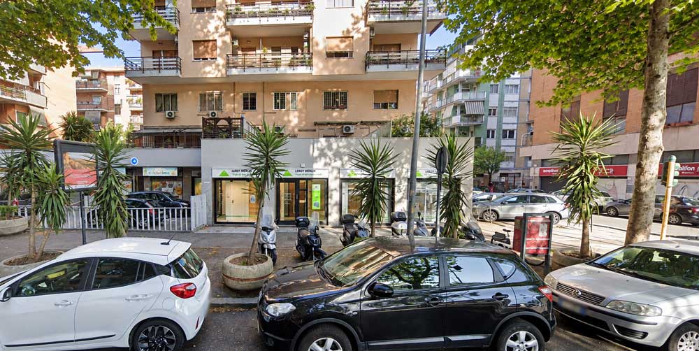 Fronte del locale con vetrine sul marciapiede alberato