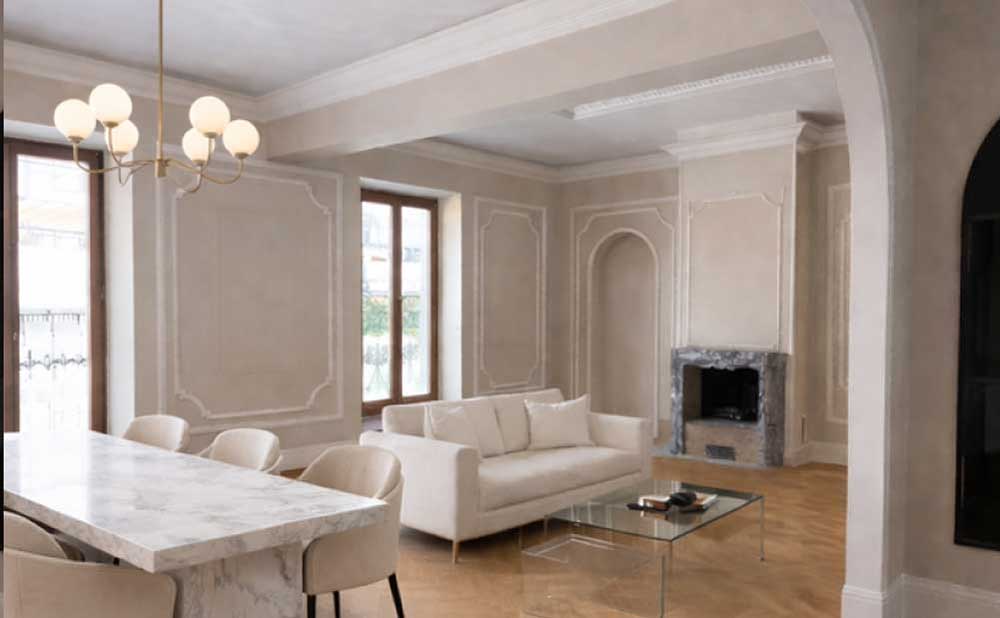Soggiorno con boiserie, camino in marmo e zona pranzo