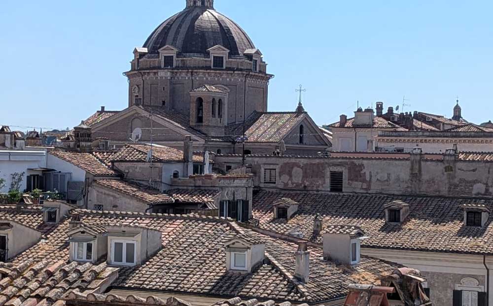 Vista panoramica sui tetti di Roma con una grande cupola