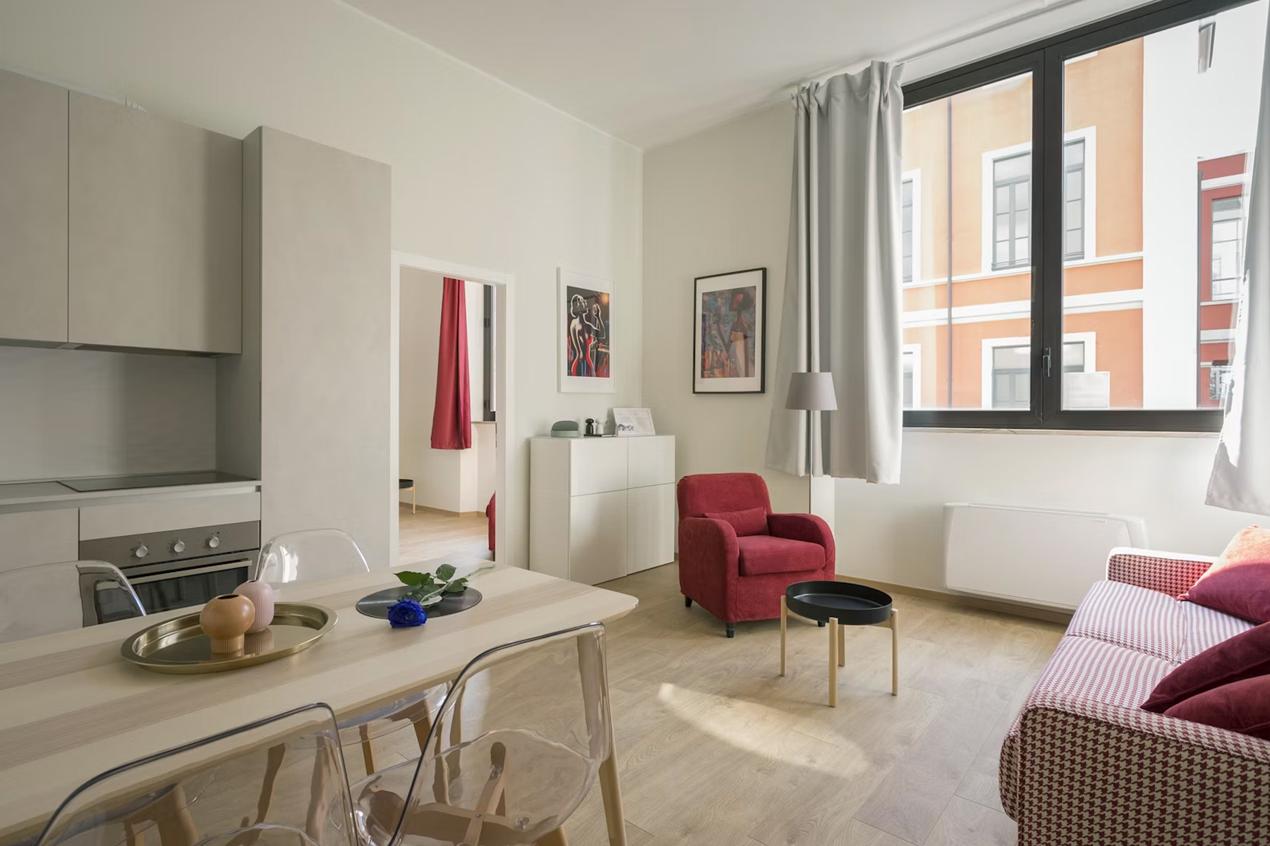 Interno residenziale elegante con parquet a spina di pesce e alte finestre